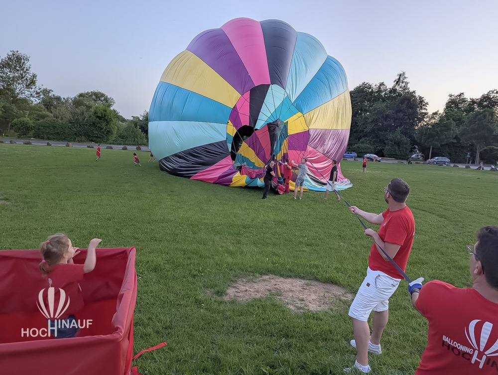 die Ballonhülle wird aufgeblasen
