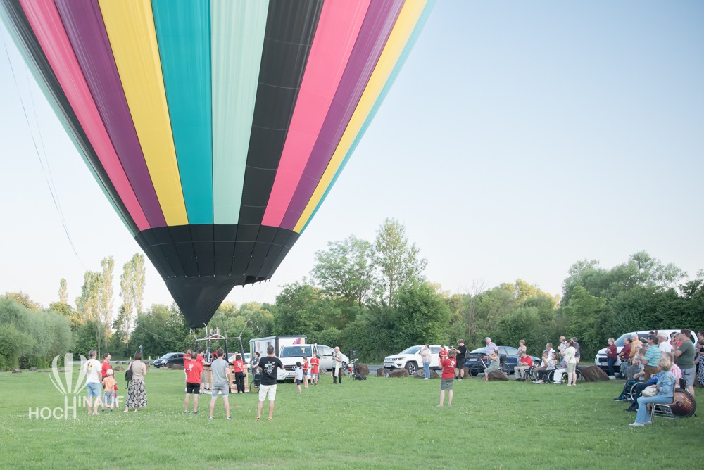 Schwerelos hoch hinauf sanft dem Alltag entschweben. Ballon und Publikum