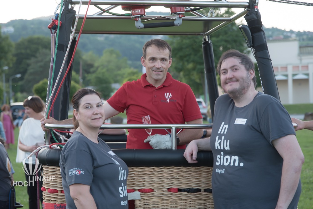 Silvia und Niklas vom Büroteam des BSGH mit dem Piloten