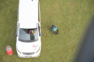 es bleiben das auto und der Rollstuhl zurück