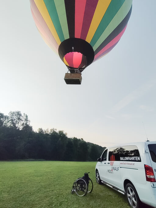 ballon steigt, Rollstuhl bleibt zurück